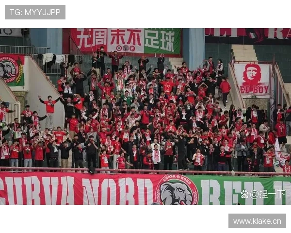 中超激战：球队争夺激烈，球迷热情高涨，精彩对决引关注