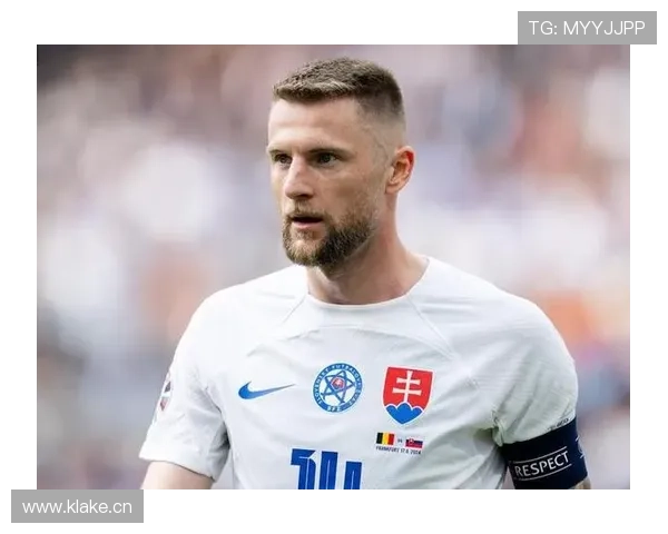 什克里尼亚尔中卫风格稳健，防守覆盖与出球能力持续提升