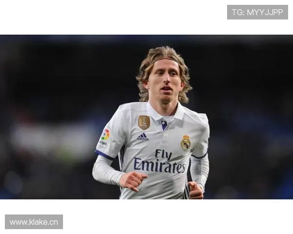 琼阿梅尼与巴尔韦德:皇马中场角色分工及战术适配差异解析 琼阿梅尼与巴尔韦德:皇马中场角色分工及战术适配差异解析