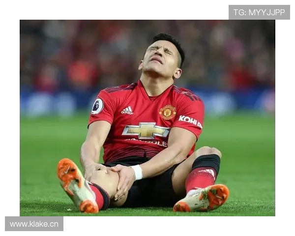 曼联中场失衡致攻防转换失控,赛季走势面临考验 曼联中场失衡致攻防转换失控,赛季走势面临考验