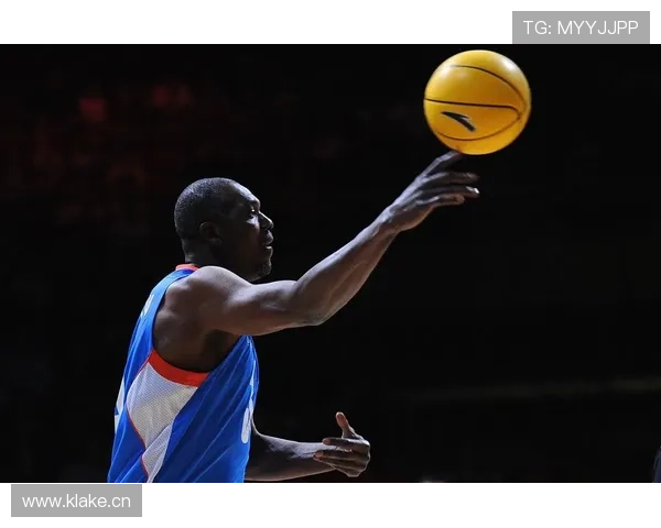 奥拉朱旺低位脚步胜力量型中锋，盖帽压制内线